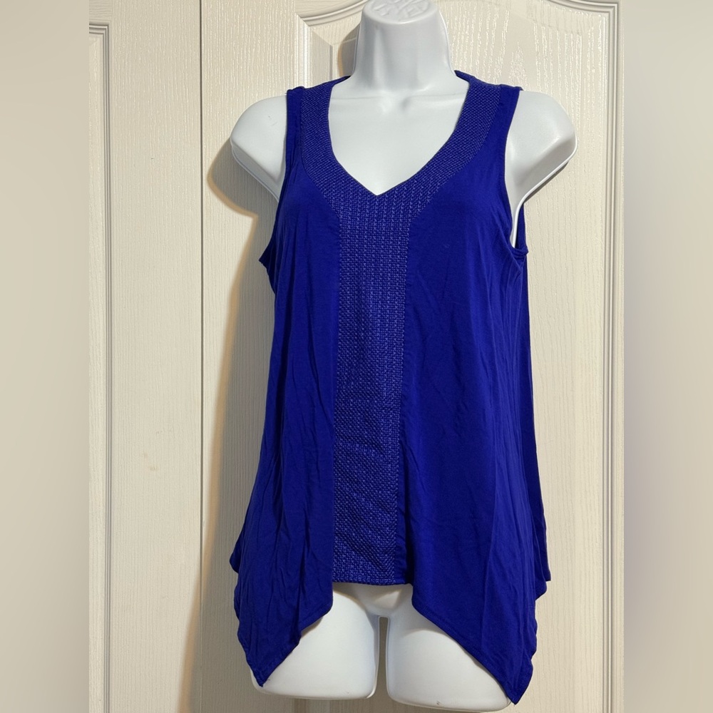 Adrianna Papell Asymmetrical Sleeveless V-Neck Top — Size Medium 💙